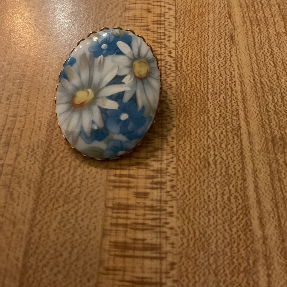 Vintage Oval Brooch with Blue and White Daisies